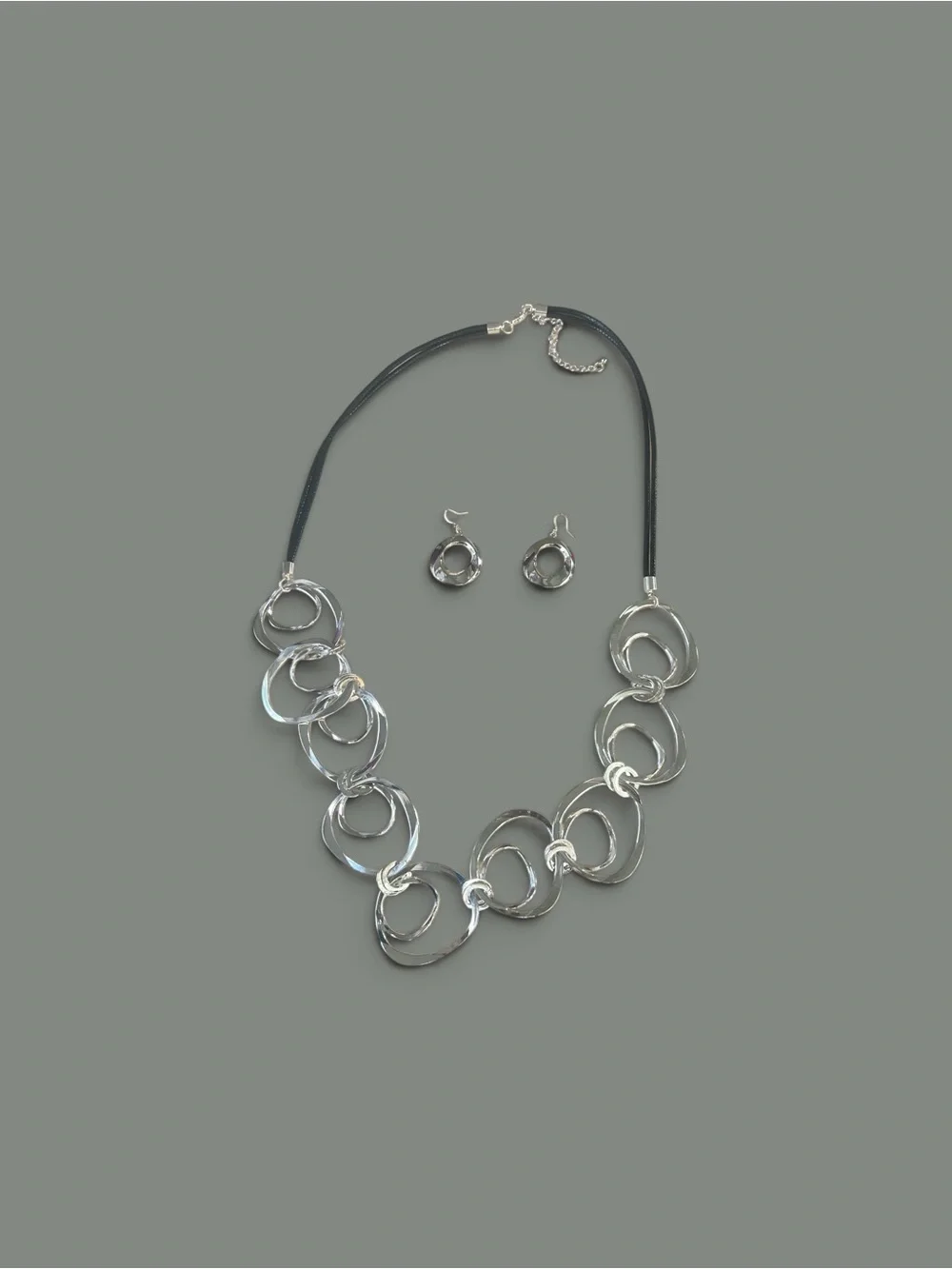 Silver Tone Interlinked Circle Necklace and Earring Set